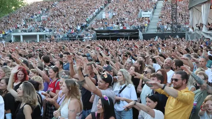 Ausgelassene Stimmung, tausende Fans und jede Menge Austropop-Feeling: Pizzera & Jaus verwandelten die Wörthersee Ostbucht in Klagenfurt am Sonntagabend in eine riesige Open-Air-Bühne.