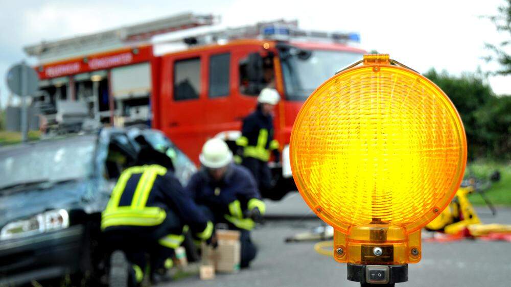 Die Einsatzkräfte der Feuerwehr Seiersberg befreiten den 27-Jährigen und seinen Beifahrer. 