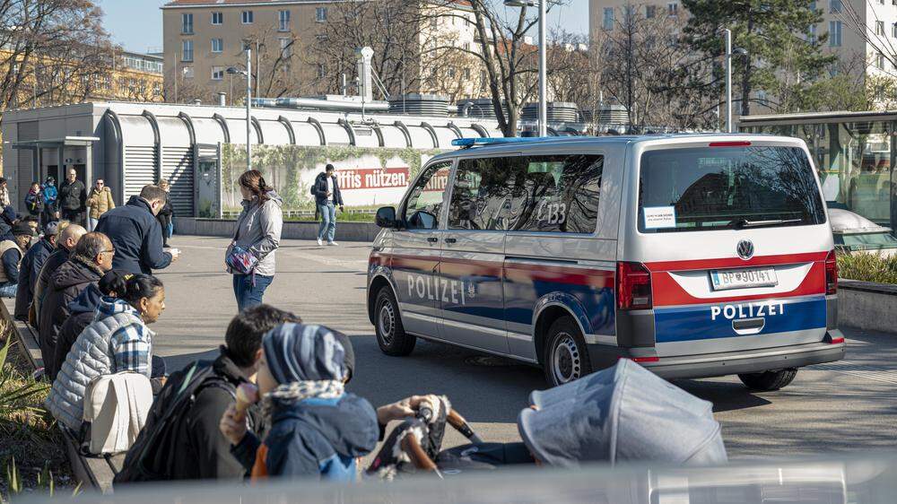 Ein 21-jähriger Grundwehrdinner wurde am Wiener Reumannplatz durch Messerstiche schwer verletzt