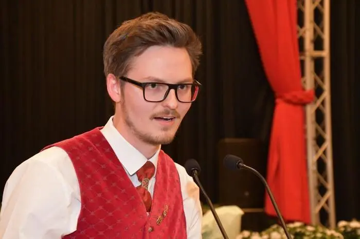  Nun übergab er den Taktstock an Dominic Galler, der bisher als Kapellmeister-Stellvertreter fungierte und einstimmig zum Nachfolger gewählt wurde.