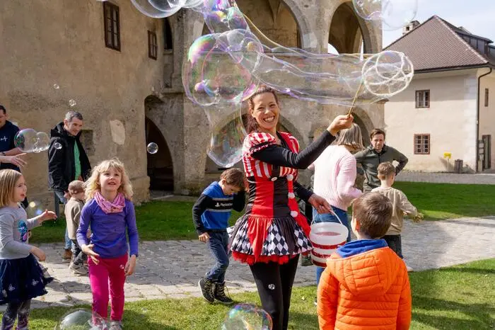 große und kleine Seifenblasen begeisterten die Kleinsten