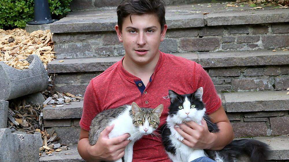 Mathias Holzer – der Sohn der Katzenbesitzerin Herta Holzer – mit Speedy (links) und Dschillo