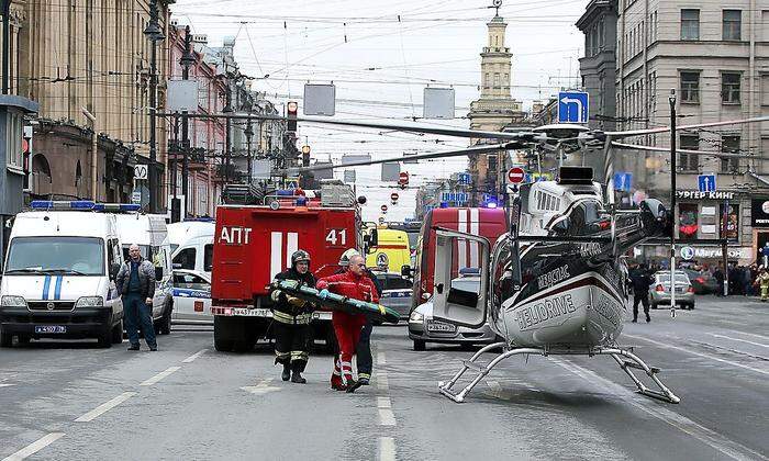 Sanitäter auf dem Weg zu Verletzten