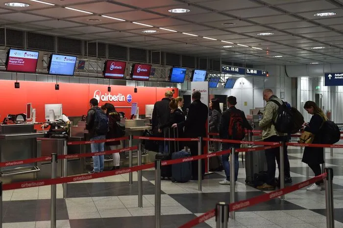 Die Airline wurde 1978 gegründet und feierte am 28. April 1979 ihren Erstflug von Berlin nach Mallorca. Kritiker machen eine zu schnelle Expansion und ein verfehltes Geschäftsmodell für das Scheitern der Fluggesellschaft verantwortlich. Demnach wurde Air Berlin im Konkurrenzkampf mit Billigfliegern auf der einen Seite und Premium-Airlines wie der Lufthansa auf der anderen Seite zerrieben.
