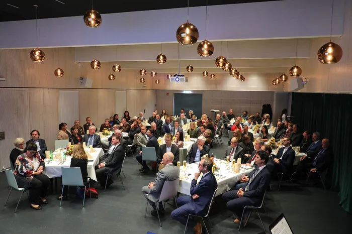 Bürgermeister Mario Abl hob in seinen Eröffnungsworten den Aufschwung der Stadt hervor. "37 Millionen Euro wurden in Projekte investiert. Rechnet man die Stadtwerke hinzu, steigt die Summe gar auf 57 Millionen Euro. Zeitgleich konnten die Schulden von 25 auf zwölf Millionen Euro mehr als halbiert werden. Dank einer stabilen Einwohnerzahl von rund 11.000 Menschen, erhöhten sich die Bundesertragsanteile um rund 15 Millionen Euro", so der Trofaiacher Bürgermeister.  