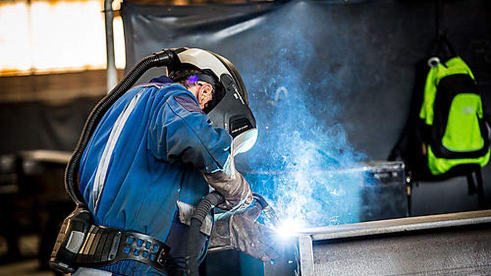 Auf Sicherheit und Schutzausrüstung wird bei den Arbeiten in der Firma Haslinger Stahlbau großer Wert gelegt