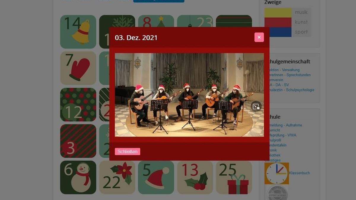 Hinter dem Türchen am 3. Dezember versteckte sich ein weihnachtliches Gitarrenkonzert: David Mayer, Vanessa Thaler, Julia Lintner, Marlen Weichsler und Carmen Gasser musizieren (von links)