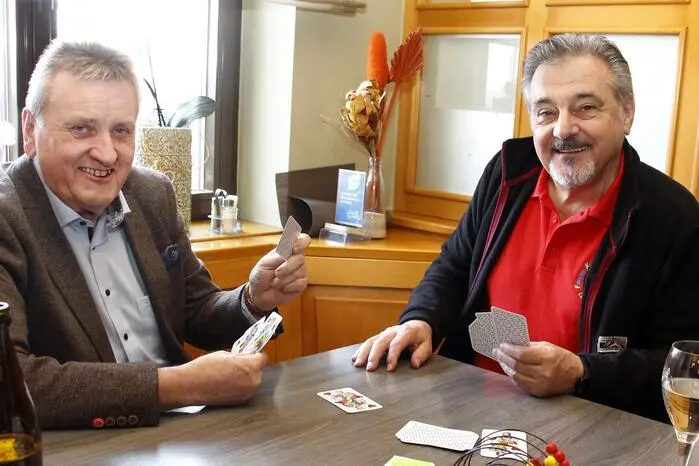Parallel dazu erfreute Besucher wie Kartenspieler das angebotene Mehlspeisenbuffet und das Schätzspiel. Auch Bürgermeister Herbert Spirk und Bürgermeister a.D. Johann Fuchs zählten zu den begeisterten Schnapsern.