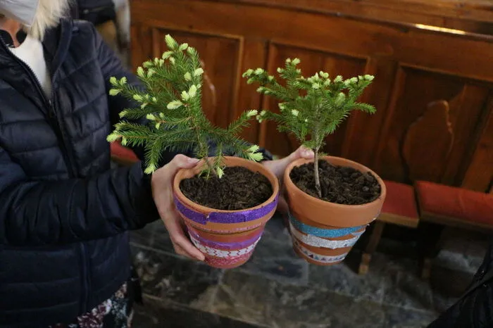 Die kleineren Kirchenbesucher lernten im Kinderevangelium ebenfalls etwas über Mut und pflanzten sogar kleine Mutbäumchen.