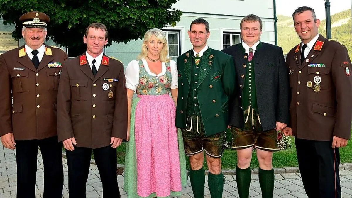 Gerald Loitzl (Vierter von links) wurde zum neuen Bürgermeister gewählt 	