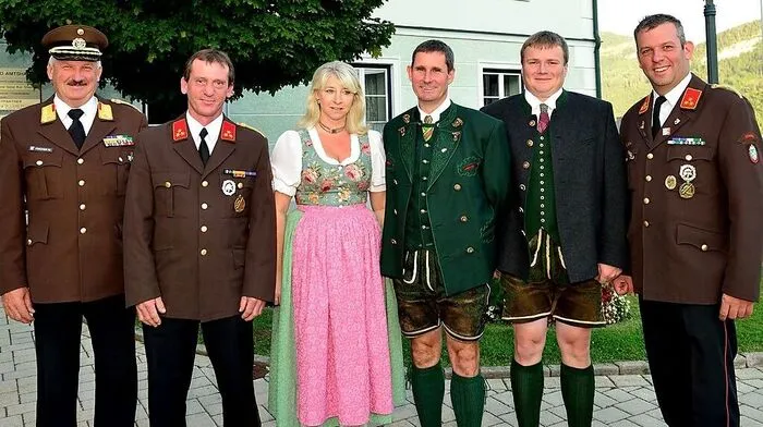Gerald Loitzl (Vierter von links) wurde zum neuen Bürgermeister gewählt