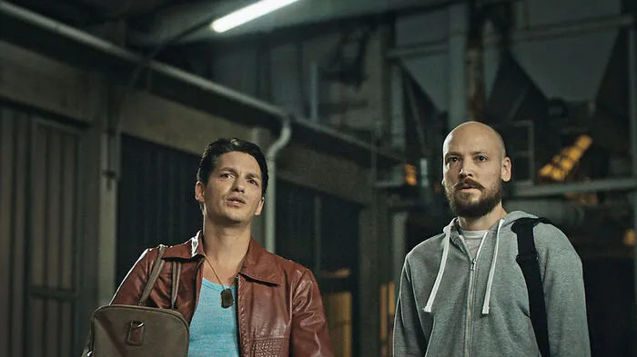 Benny (Faris Rahoma) und Marko (Aleksandar Petrovic) in "Die Migrantigen"