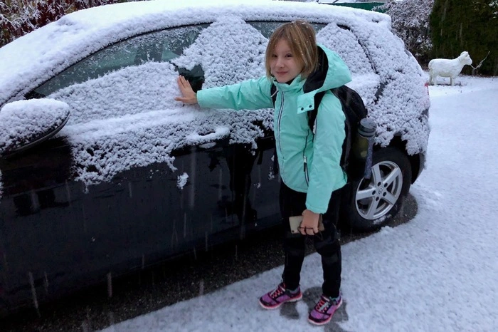 Trotz des Schneefalls muss Leserreporterin Lucia aus Arnoldstein am Montag in die Schule.