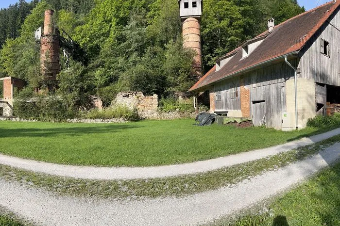 Das einstige Kalkwerk (samt Mühle, LKW-Betrieb und Gasthaus) wurde um 1970 aufgelassen