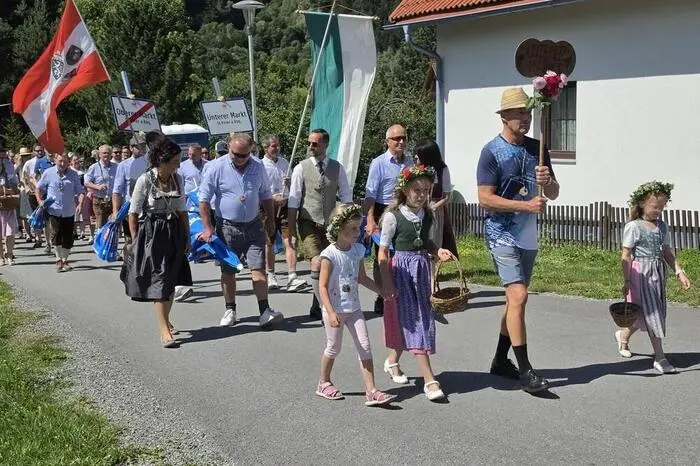 Heuer luden die Organisatoren des unteren Marktes ihre Nachbarn vom oberen Markt ein. Begleitet vom Musikverein St. Peter in Zivil marschierten die Teilnehmer vom unteren Markt zum oberen Marktplatz bei der Raiffeisenbank, wo die „oberen Marktler“ bereits warteten. Gemeinsam zog man anschließend zurück zum unteren Marktplatz.