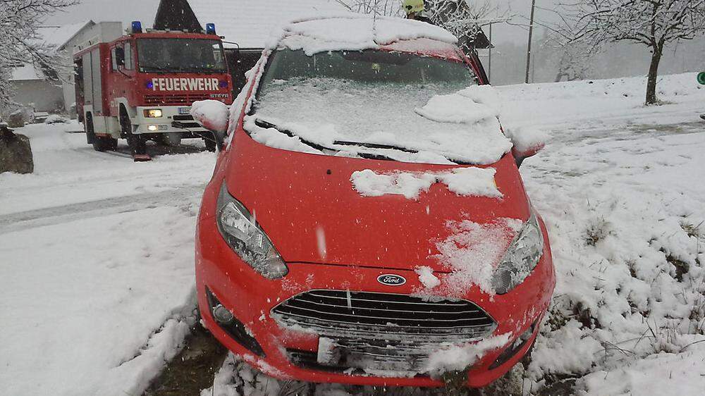 Eine PKW-Lenkerin wurde in Glauning der überraschende Wintereinbruch zum Verhängnis.