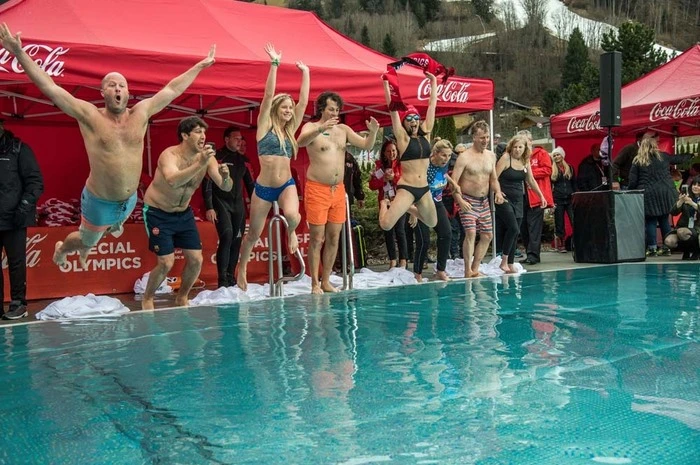 ... und springen! Zahlreiche ehemalige US-Sportstars wie die Olympiasiegerinnen Michelle Kwan und Donna de Varona (Eiskunstlauf) und Hannah Teter (Snowboard) sowie Ex-Footballspieler Dale Moss haben sich Sonntagnachmittag in Schladming im Freibecken (!) in die Fluten gestürzt.