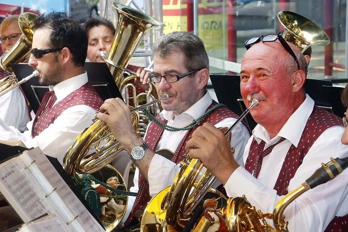 Jeden Samstagvormittag spielen unterschiedliche Musikgruppen und bringen Live-Musik aller Stilrichtungen zu Gehör.