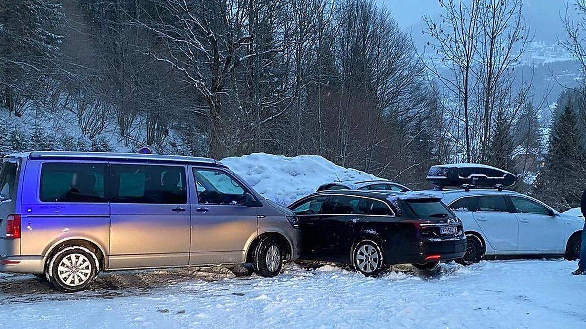 Ein Pkw dürfte auf dem abhängigen Parkplatz ins Rutschen gekommen sein und dabei weitere vier Fahrzeuge beschädigt haben