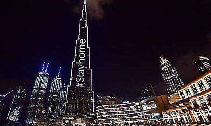 Das Burj Khalifa ist hell erleuchtet