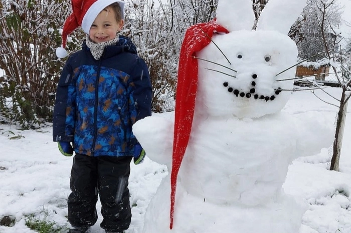 Paul aus Stocking hat mit Mama und Papa seine Schneekatze "Schneemil" gebaut