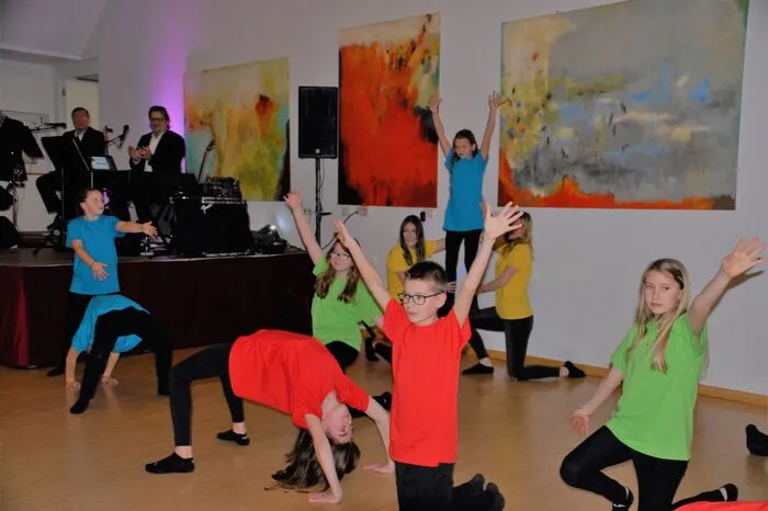 Mit einer bunten Polonaise, dargeboten durch die Rotkreuz-Jugend, wurde der Ball eröffnet.