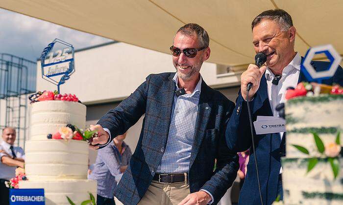 Haben mit ihren Mitarbeitern schon vorausgefeiert: Treibacher-Vorstände René Haberl und Rainer Schmidtmayer