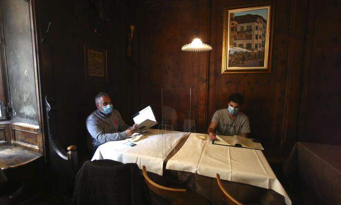 Die Gasthäuser in Südtirol haben wieder offen. Aber auch in diesem Bozener Traditionslokal gelten strenge  Abstandsregeln
