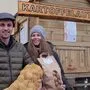 Bernd Brodtrager und Freundin Sophia Maurer vor dem Kartoffelautomaten in Wünschendorf