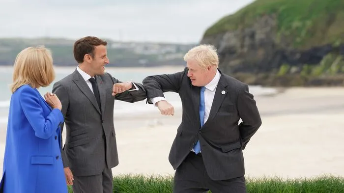 Gipfel-Gastgeber Boris Johnson erweist sich als einsatzfreudiger Ellbogen-Grüßer: der britische Premier empfängt Emmanuel und Brigitte Macron in Cornwall.