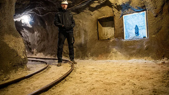 Valentin Cee in der ehemaligen Kommandozentrale des Luftschutzbunkers, wo heute die heilige Barbara das "Restrisiko im Berg minimiert". 