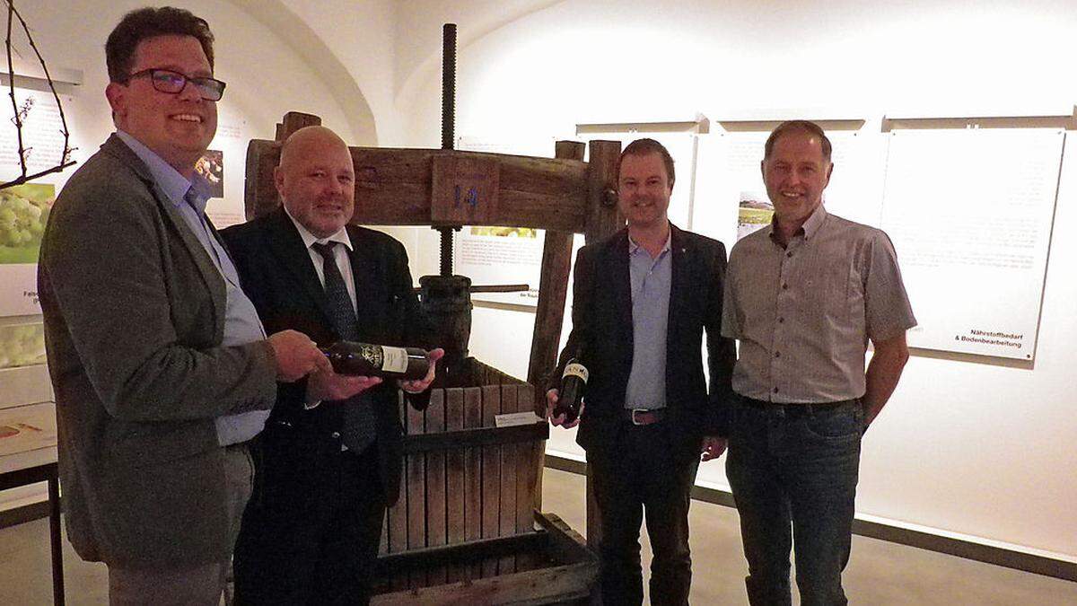 Freuen sich auf das Weinfest: Winzer Erwin Gartner, Museumsdirektor Igor Pucker, der Wolfsberger Stadtrat Christian Stückler und Weinritter Otmar Gönitzer (von links)