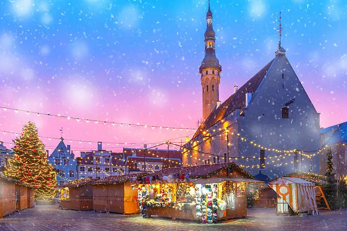 Estland. Die Tradition des Weihnachtsmarkts reicht in Tallinn bis ins Jahr 1441 zurück. Und nicht umsonst wird er als einer der schönsten der Welt gehandelt: In der mittelalterlichen Altstadt schreitet man durch einen verwunschenen Wald aus Standln und Fichten.
