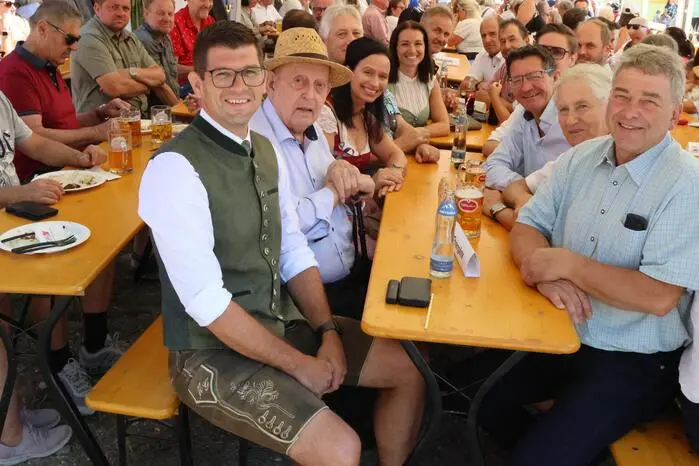 Übrigens: Durchgekostet hatten sich unter anderem Landeshauptmann-Stellvertreter Martin Gruber, Landwirtschaftskammer-Präsident Siegfried Huber sowie der Bürgermeister von Ossiach, Gernot Prinz. Ein Video vom Rindfleischfest gibt es auf Facebook Kleine Zeitung St. Veit/Feldkirchen zu sehen! Klicken Sie sich durch die Fotogalerie!  