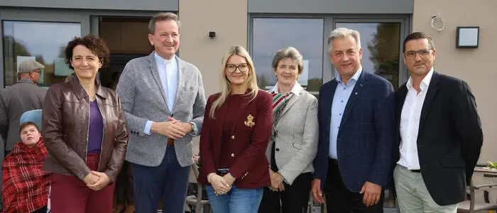 Lebensgroß-Leiterin Michaela Daum (3. v. l.) mit den Ehrengästen bei der Eröffnung der ersten Tagesbegleitung in der Südoststeiermark