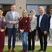 Lebensgroß-Leiterin Michaela Daum (3. v. l.) mit den Ehrengästen bei der Eröffnung der ersten Tagesbegleitung in der Südoststeiermark