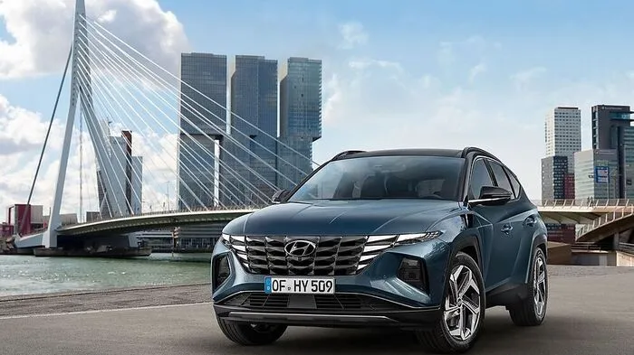 Kühlergrill und Scheinwerfer sind es, die Autos seit jeher ein Gesicht geben. Die vierte Generation des Hyundai Tucson – von denen die zweite ix35 hieß – wird die beiden miteinander verschmelzen.