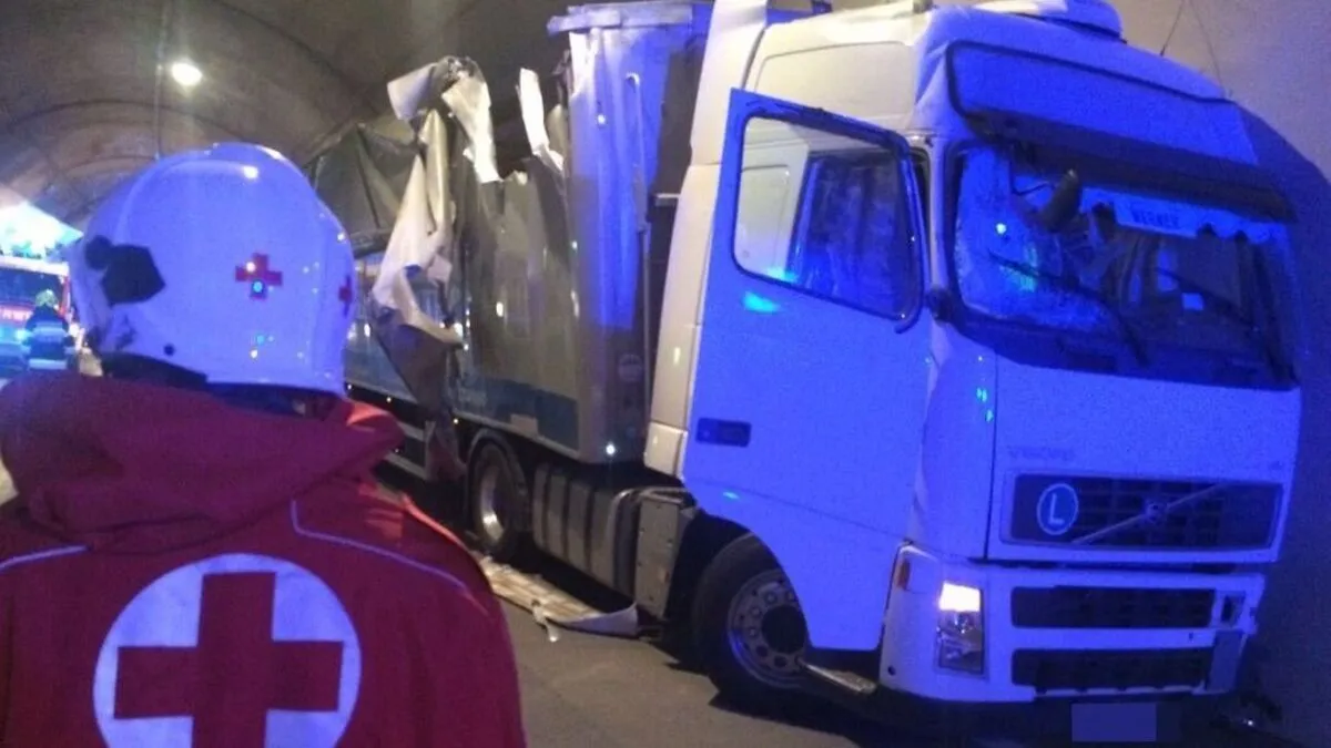 Ein Lkw-Lenker touchierte die Tunnelwand