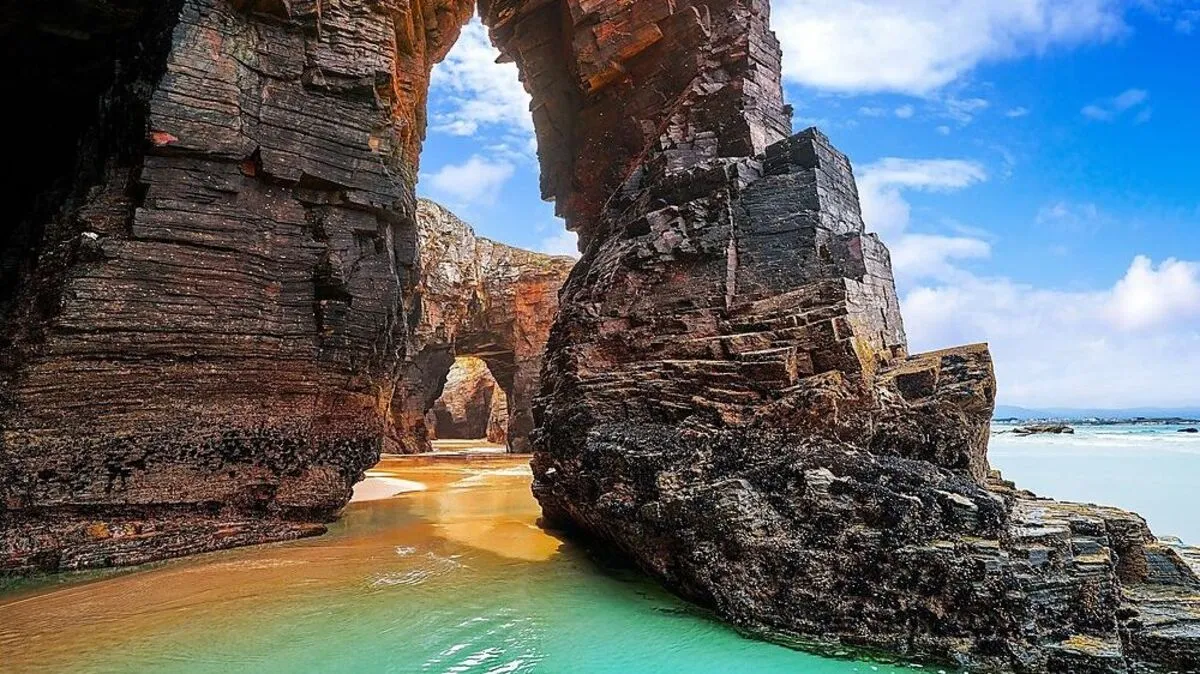 Die steinernen Bögen der Playa de las Catedrales