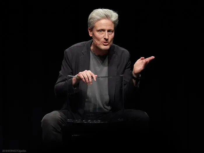 Florian Scheuba steht seit 40 Jahren als Kabarattist auf der Bühne, er beschäftigt sich aber auch mit journalisitschen Formaten, etwa seinem Podcast „Scheuba fragt nach“