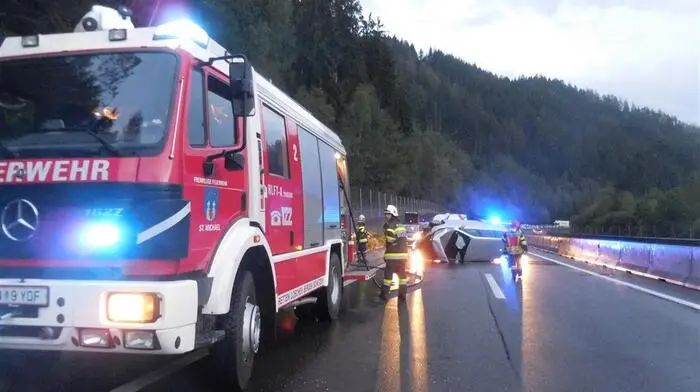 Großer Einsatz für die Einsatzkräfte nach Unfall auf der S6. ein Pkw