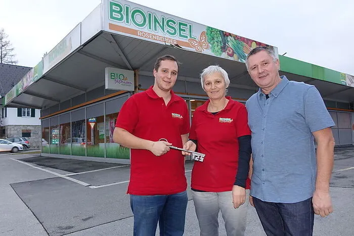 Die Familie Rosenberger hat das Neubauprojekt in der Gleisdorfer Straße in Weiz abgeblasen. Die Bioinsel bleibt in der Hans-Sutter-Gasse. Die Geschäftsführung hat Sohn Thomas Rosenberger übernommen. Mehr dazu...