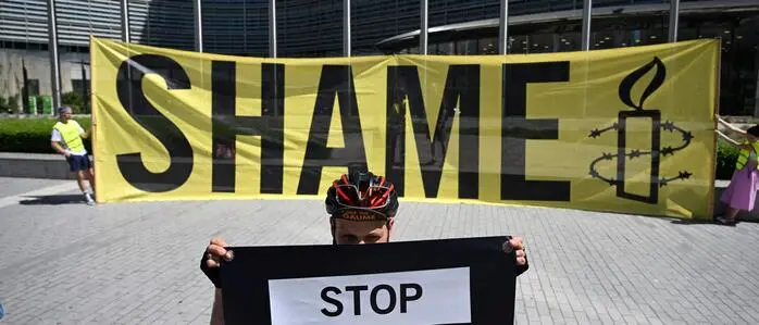 Protest gegen Taliban-Gespräche: Ein Aktivist von Amnesty International demonstriert vor dem Sitz der EU-Kommission in Brüssel gegen Gespräche der EU mit einer Taliban-Delegation über die Rückführung abgelehnter afghanischer Asylbewerber