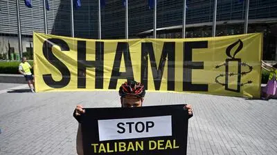 Protest gegen Taliban-Gespräche: Ein Aktivist von Amnesty International demonstriert vor dem Sitz der EU-Kommission in Brüssel gegen Gespräche der EU mit einer Taliban-Delegation über die Rückführung abgelehnter afghanischer Asylbewerber