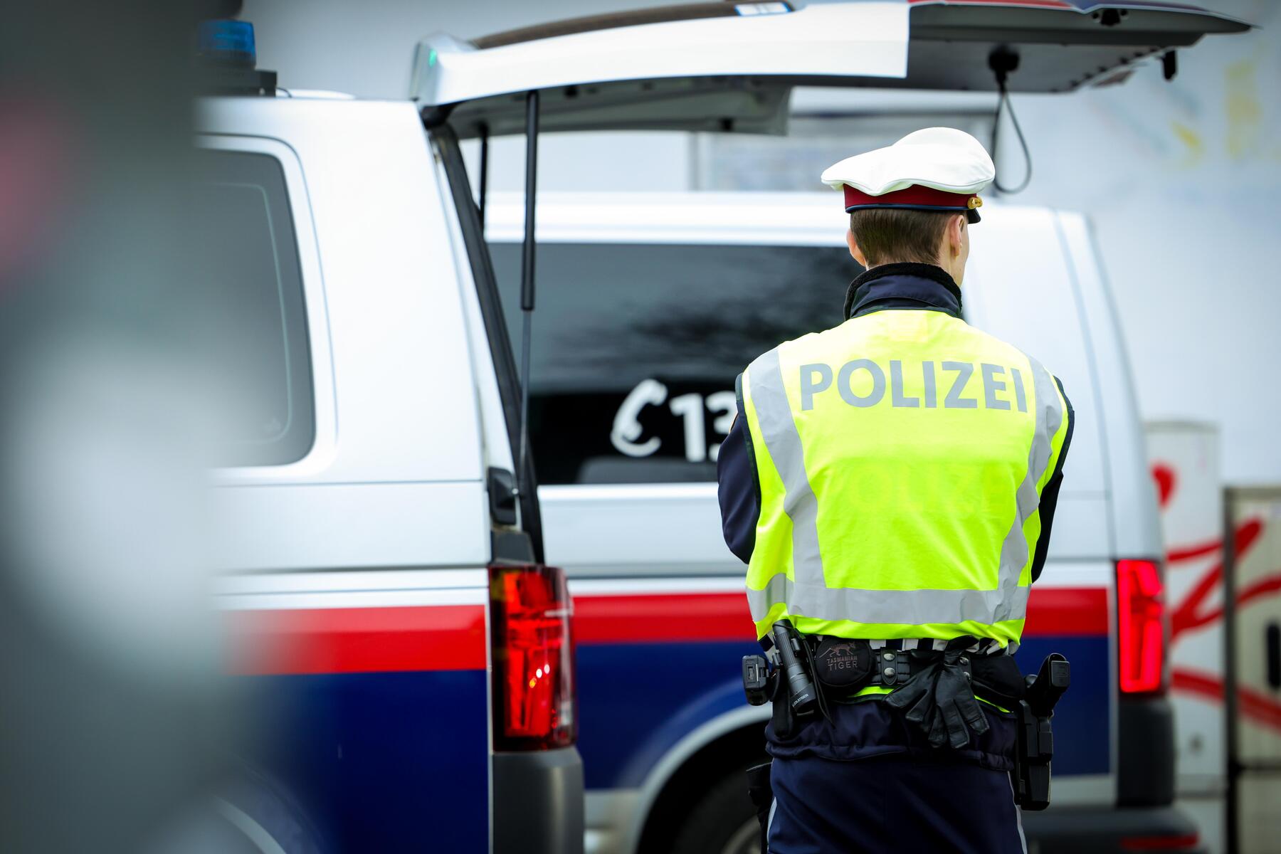 Audi krachte ins Stauende, dann raste der Lenker einfach davon
