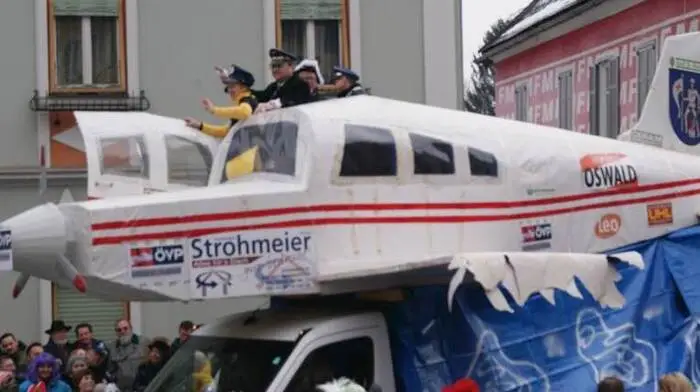 Kreative Kostüme und Wagen bekamen die Zuschauer din Groß St. Florian zu sehen. Etwa den ÖVP-Fusionsflieger...