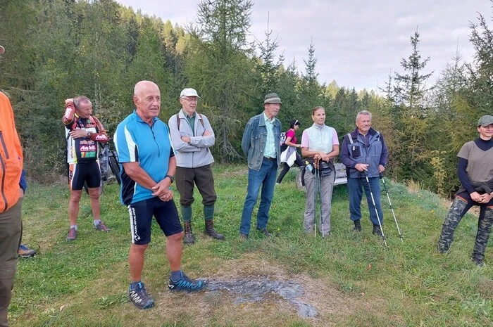 Bis Mittag war der Großteil der Baumpflanzen gesetzt, in geselliger Runde wurden am Ort des Geschehen Gedanken zum Klimaschutz ausgetauscht. Die Stadtgemeinde versorgte die Teilnehmer mit Getränken und Jause.   