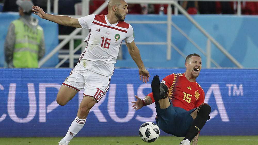 Spanien (rechts: Sergio Ramos) mühte sich gegen Marokko zu einem 2:2
