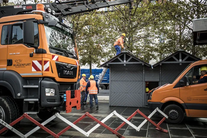 Neu in diesem Jahr: Über eine Rampe gelangt man zum Fotopoint beim Lindwurm – dem Wahrzeichen der Stadt –, wo Wappentier und Weihnachtsbaum als Fotoerinnerung geknipst werden können.