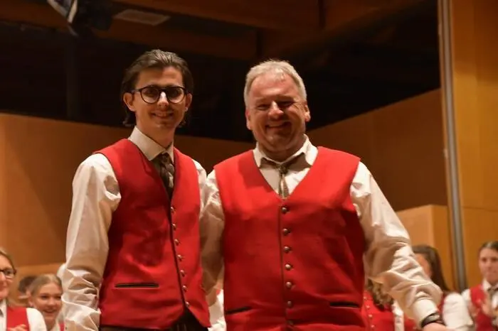 Unter der Leitung des jungen Kapellmeisters Harald Spreitzer präsentierten über 60 Musizierende ein vielseitiges Programm.
